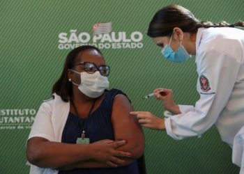 El gobierno de Brasil adelantó para este lunes el inicio de la campaña nacional de vacunación contra el coronavirus