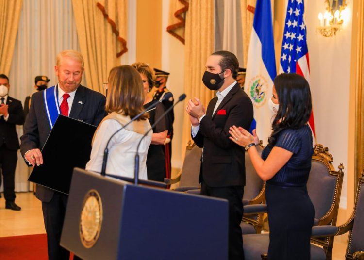 Presidente Bukele entrega Orden Nacional José Matías Delgado a embajador Ronald Johnson