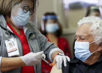 California se moviliza para vacunar a todos los residentes de 65 años o más