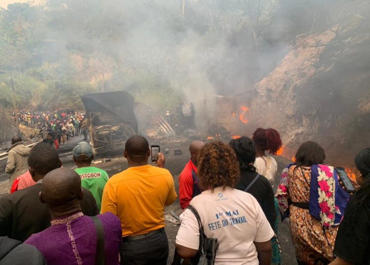 (VIDEO) Más de 50 muertos deja el choque entre un camión que transportaba combustible y un autobús en Camerún