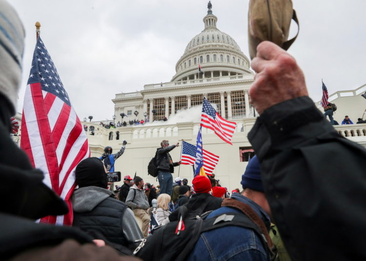 Las imágenes más impactantes de las violentas protestas de los partidarios de Trump en el Capitolio