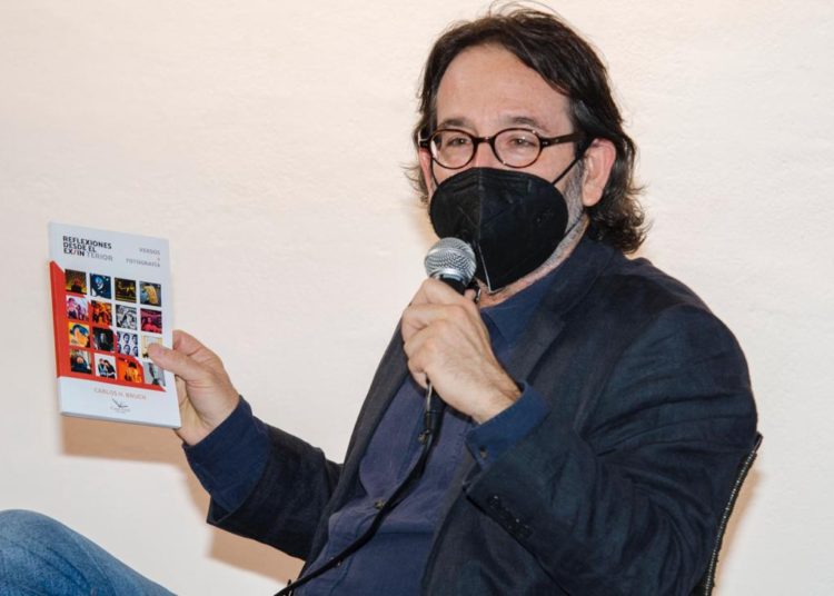 Carlos Bruch presenta libro de fotografía «Reflexiones desde el ex/in Terior»