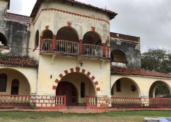 Así luce ahora la casa abandonada de Cantinflas en Acapulco