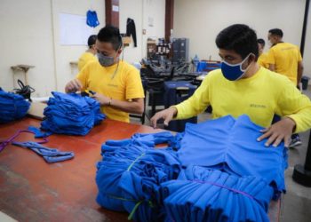 Privados de libertad elaboran ropa para escuelas de la Liga Española en el país