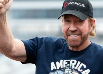 Un hombre muy parecido a Chuck Norris es visto en el asalto al Capitolio y el actor tiene que salir a desmentir que era él