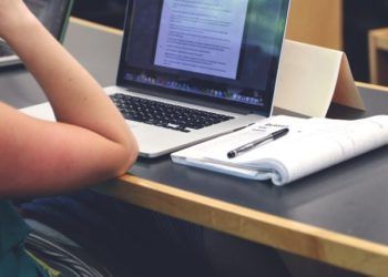 Un profesor de una universidad canadiense continúa ‘dando clases’ en línea a pesar de haber muerto en 2019