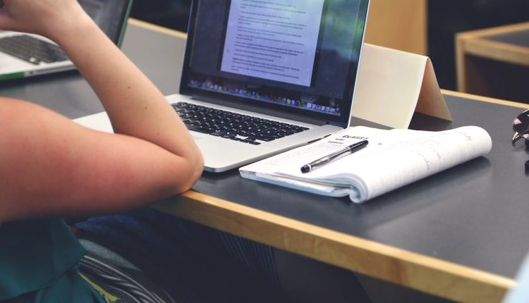 Un profesor de una universidad canadiense continúa ‘dando clases’ en línea a pesar de haber muerto en 2019