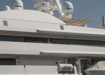 Conor McGregor llegó a Emiratos Árabes en un lujoso yate para luchar contra Dustin Poirier en UFC