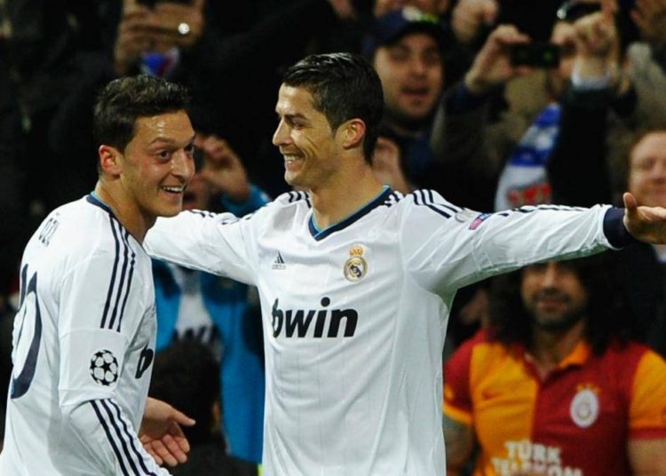 Mesut Özil explicó por qué cree que Cristiano Ronaldo es mejor que Lionel Messi