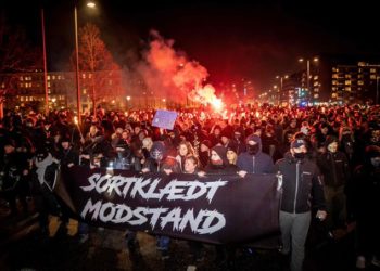 (VIDEO) Cientos de personas salen a las calles de Dinamarca con antorchas y bengalas para protestar contra las restricciones por la pandemia