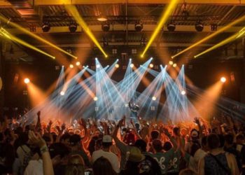 La policía no pudo detener una fiesta clandestina con más de 2.500 asistentes en Francia