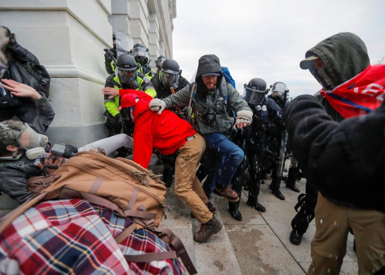 Cuatro muertos y 14 policías heridos durante el asalto al Capitolio de EEUU