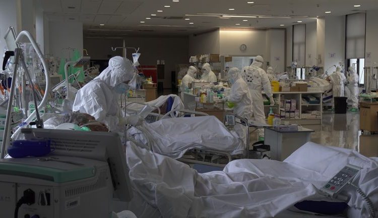 España registra más de 93.000 nuevos casos de coronavirus y 767 muertes durante el fin de semana