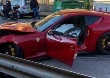 (FOTOS) El portero del Genoa de Italia dejó su Ferrari en el «carwash» y se lo devolvieron destrozado