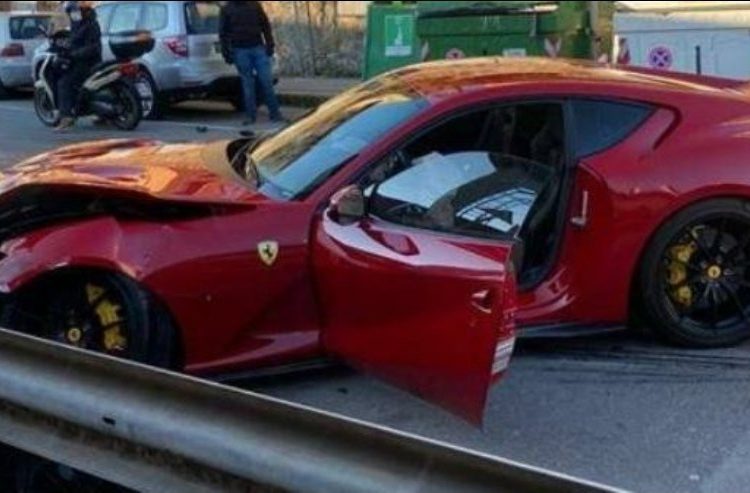 (FOTOS) El portero del Genoa de Italia dejó su Ferrari en el «carwash» y se lo devolvieron destrozado