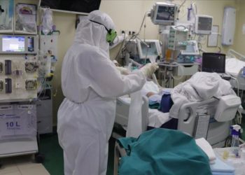 Francia extendió el toque de queda reforzado debido al aumento de contagios por covid-19, pero mantiene abiertas las escuelas