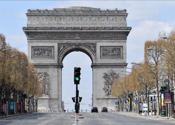 Francia amplía dos horas el toque de queda para seis millones de habitantes por el aumento de casos de coronavirus