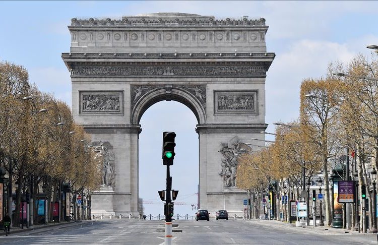 Francia amplía dos horas el toque de queda para seis millones de habitantes por el aumento de casos de coronavirus