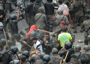 (VIDEO) Guatemala frena por la fuerza la caravana de migrantes hondureños que se dirige hacia México