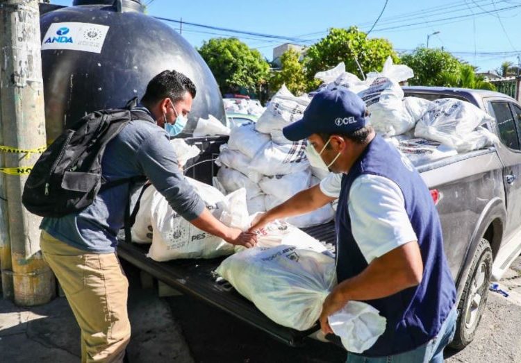 CEL colabora en la entrega de paquetes alimentarios