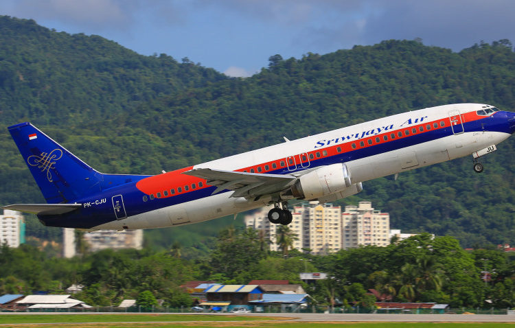 Desapareció un Boeing 737 con más de 60 personas a bordo tras despegar de Yakarta