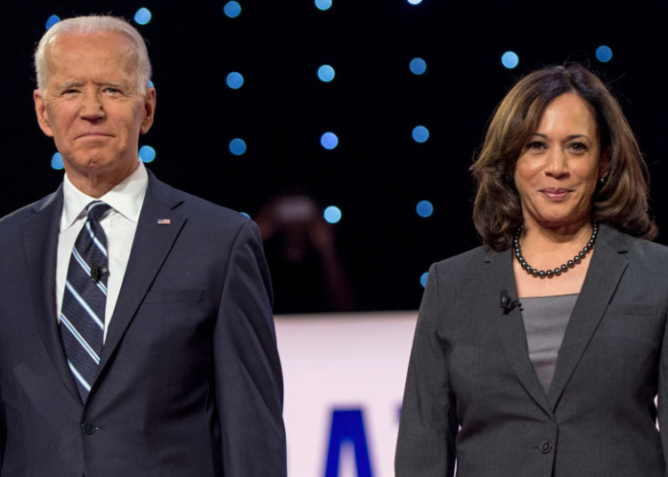 Biden y Harris honran a muertos por coronavirus antes de investidura