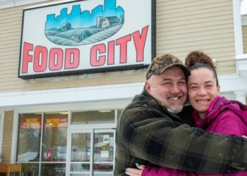 Una pareja gana 1 millón de dólares en la lotería y le regala 2.000 dólares a los vendedores del billete