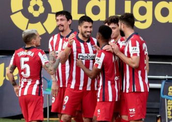(VIDEO) El espectacular gol de Luis Suárez de tiro libre en el triunfo del Atlético de Madrid ante Cadiz