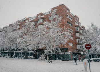 Madrid sigue paralizada debido a la nieve, pero da señales de movilidad