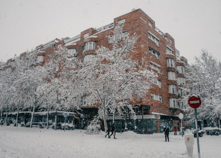 Madrid sigue paralizada debido a la nieve, pero da señales de movilidad