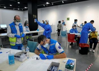 En Madrid suspendieron la vacunación de las primeras dosis por dos semanas por falta de suministros