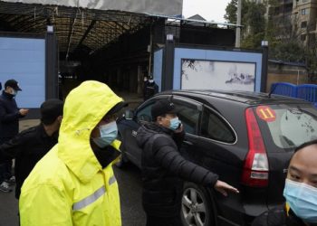 Expertos de la OMS visitan el mercado de Wuhan