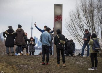 Un monolito metálico aparece en Toronto en la víspera de Año Nuevo y es vandalizado en menos de 24 horas