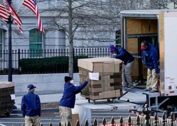 (VIDEO) La imagen de un camión de mudanzas frente a la Casa Blanca que se hizo viral en las redes sociales