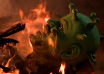 La India celebra el inicio del 2021 quemando un muñeco del coronavirus