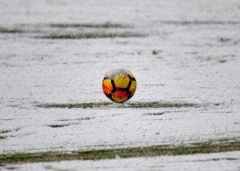 Futbolistas con uniforme blanco se vuelven casi invisibles debido a una fuerte nevada durante su partido
