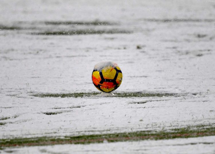 Futbolistas con uniforme blanco se vuelven casi invisibles debido a una fuerte nevada durante su partido