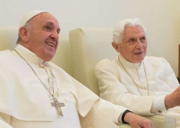 Benedicto XVI recibió la vacuna contra el coronavirus un día después que el papa Francisco