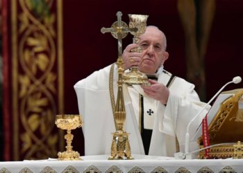 El papa Francisco estableció que las mujeres puedan repartir la comunión y ayudar en el altar