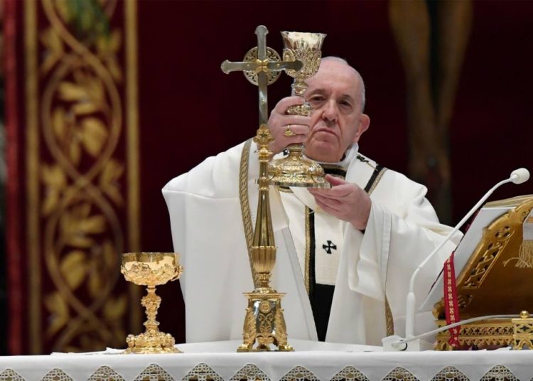 El papa Francisco estableció que las mujeres puedan repartir la comunión y ayudar en el altar