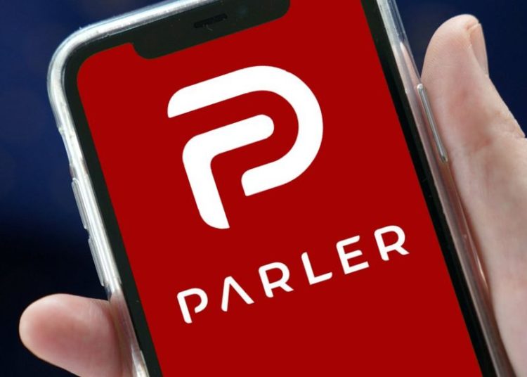 Parler, la red social utilizada por seguidores de Donald Trump, volvió a estar en línea