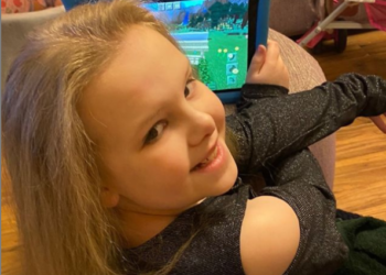 Una niña con el síndrome del cabello impeinable logra manejar su pelo por primera vez en nueve años