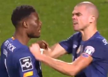 (VIDEO) Pepe se peleó con un compañero y el árbitro debió intervenir para separarlos