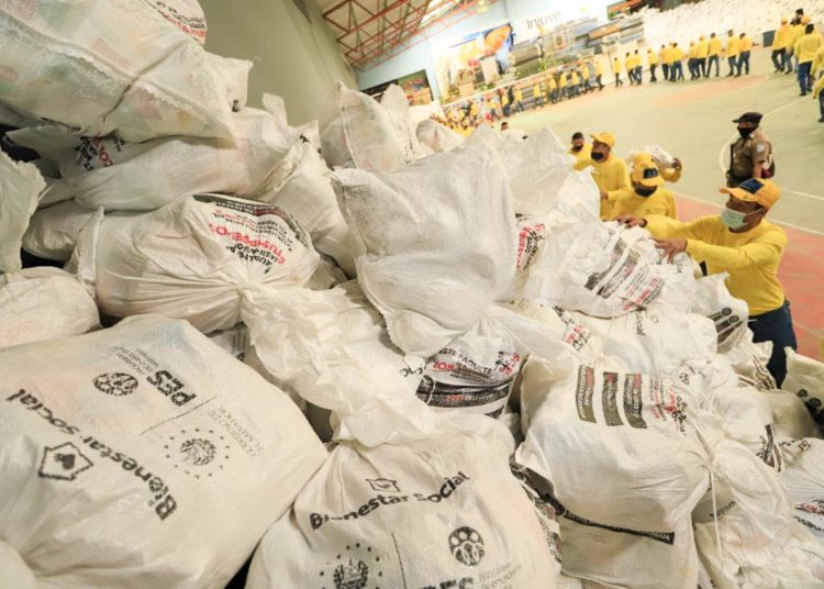 Continúa entrega de paquetes alimentarios a personas afectadas por la pandemia