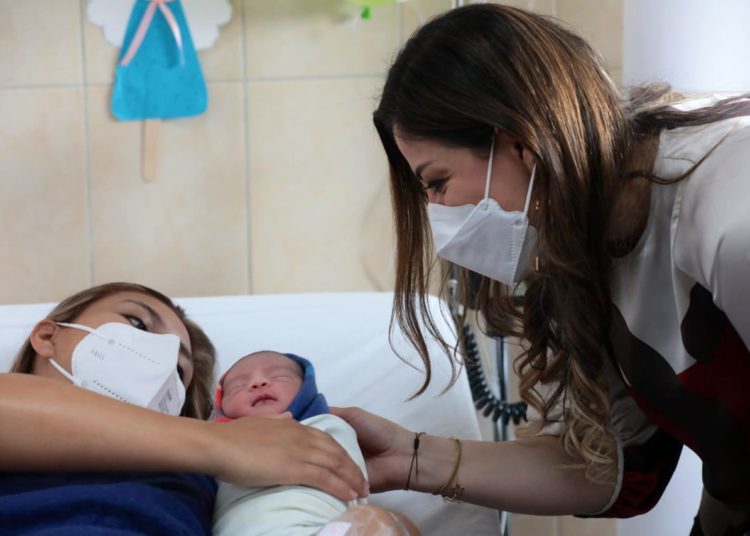 ISSS otorga reconocimiento al primer bebé nacido en 2021