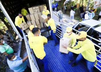 Mil privados de libertad apoyan en la carga y descarga de paquetes alimentarios