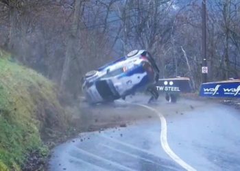 (VIDEO) Brutal accidente en el Rally: golpeó contra una colina, dio un vuelco y cayó por un barranco