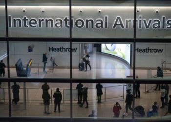 Los viajeros que lleguen a Inglaterra desde zonas de riesgo deberán hacer una cuarentena en hoteles y les costará $2.000