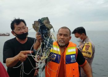 Encuentran escombros del avión de pasajeros indonesio y restos humanos en aguas de Yakarta