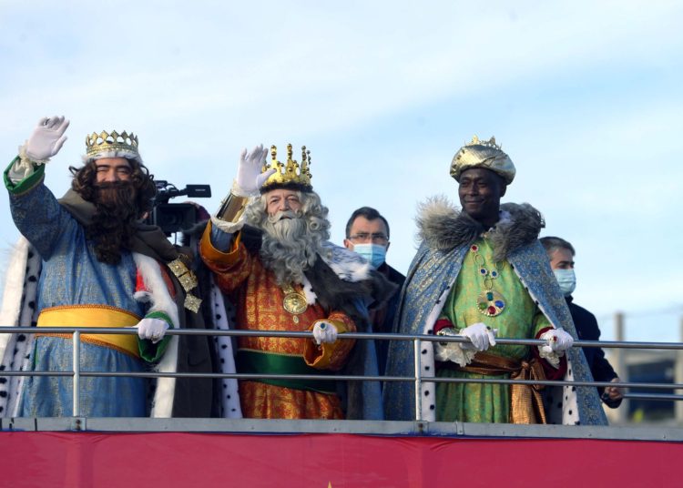 Los Reyes Magos se las ingenian para llegar a las ciudades españolas esquivando al coronavirus utilizando globos aerostáticos, helicópteros y descapotables